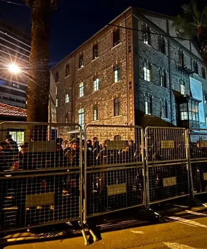 İzmir Meslek Fabrikası'na polis kuşatmasında tahliye girişimi!