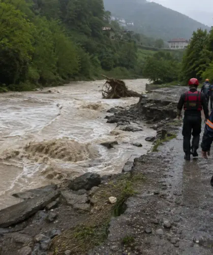 Giresun’da sel dehşeti: Anne ve iki kızını arama çalışması başlatıldı