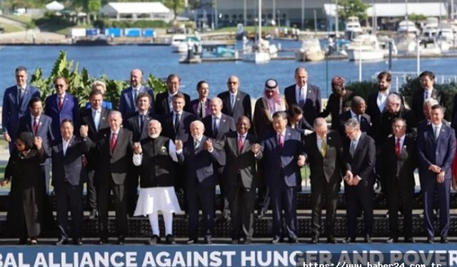 G20'de aile fotoğrafında el ele poz