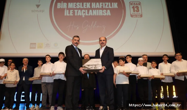 Erzurum Valisi, Konya'da hafız adayı öğrencilerle buluştu