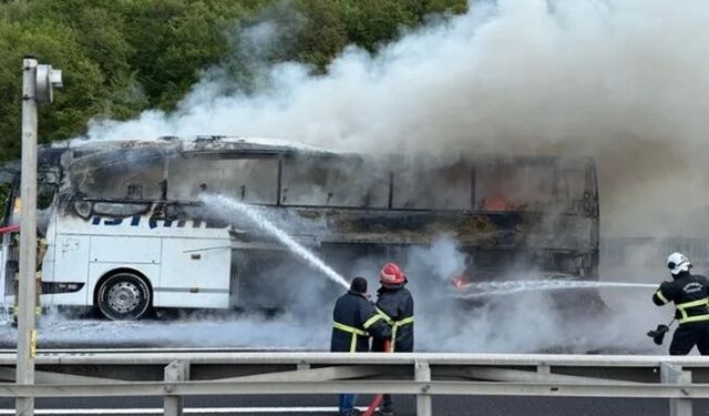 Tem otoyolunda otobüs alev alev yandı!
