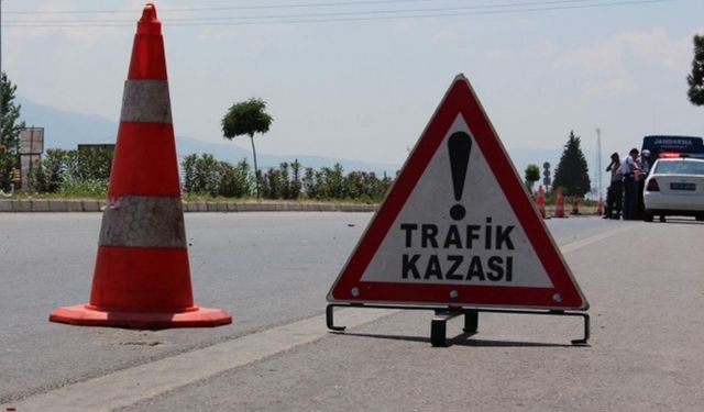 Sakarya'da tır devrildi: Otoyolda uzun süre trafik kilitlendi