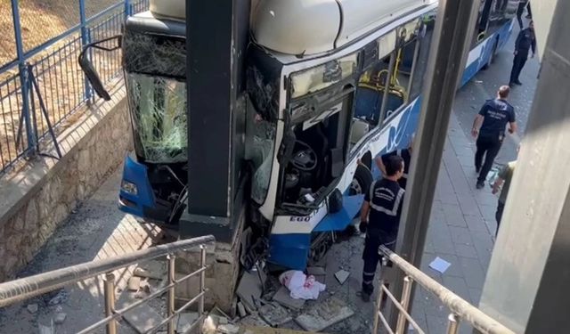 Ankara'da belediye otobüsü kaza yaptı: Çok sayıda yaralı var!