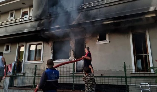 Yalova Çiftlikköy’de Gece Saatlerinde Yangın: Mahsur Kalanlar Kurtarıldı