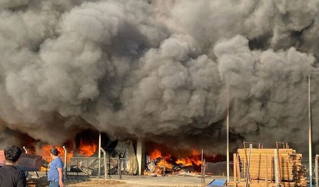 Antalya’da iki depoda çıkan yangına ekipler müdahale ediyor