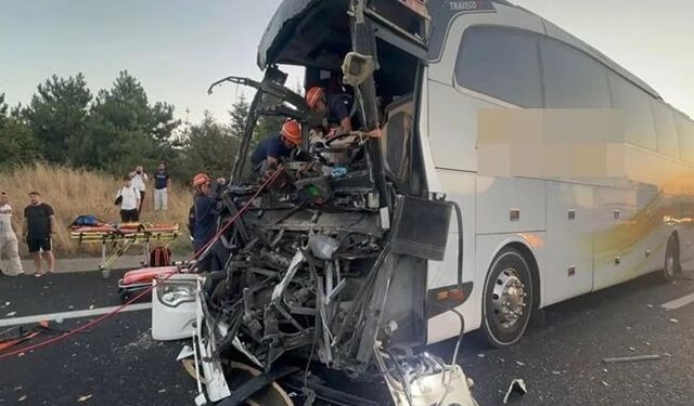 Malatya'dan gelen yolcu otobüsü kaza yaptı: 1 ölü, 10 yaralı