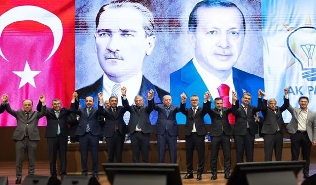İki belediye başkanı AK Parti’ye katıldı... Rozetleri Erdoğan taktı!