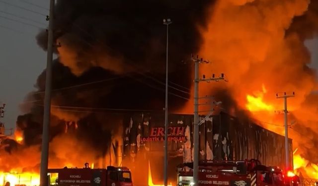Kocaeli’de lojistik deposundaki yangın  kontrol altına alındı