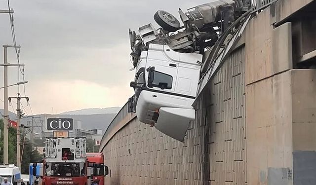 Kaza yapan tır viyadükte asılı kaldı!