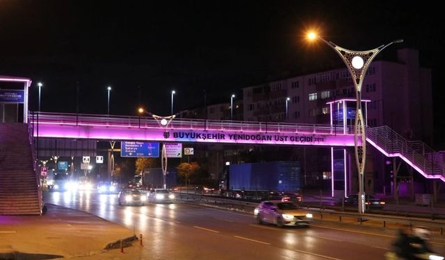 Meme Kanseri Farkındalığı İçin  Üstgeçitler Pembe Işıklarla Aydınlatıldı