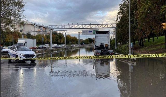 İstanbul’da sağanak yağış hayatı felç etti!