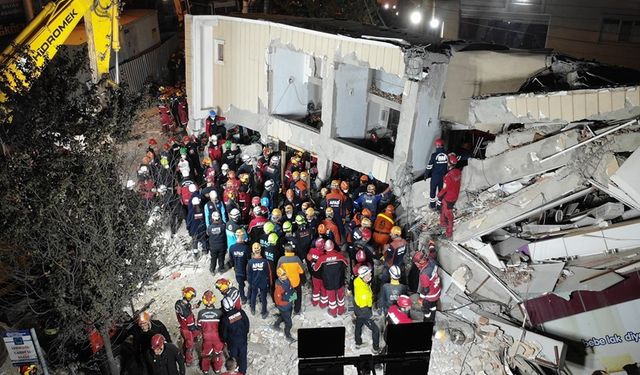 Çöken binadan anne ve babanın cansız bedeni 19 saat sonra çıkarıldı!