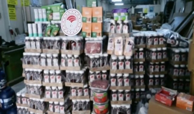 İzmir’de son kullanım tarihi geçmiş 30 ton gıda ele geçirildi