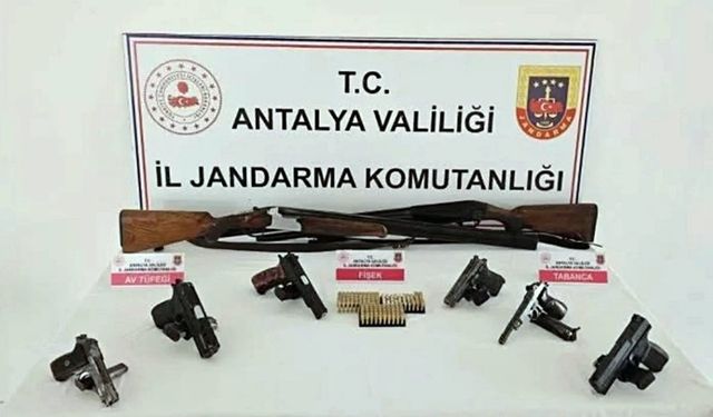 Antalya’da silah ve kaçak tütün operasyonu!