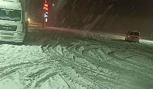 Kar yağışı Sivas’ta sürücülere zor anlar yaşattı