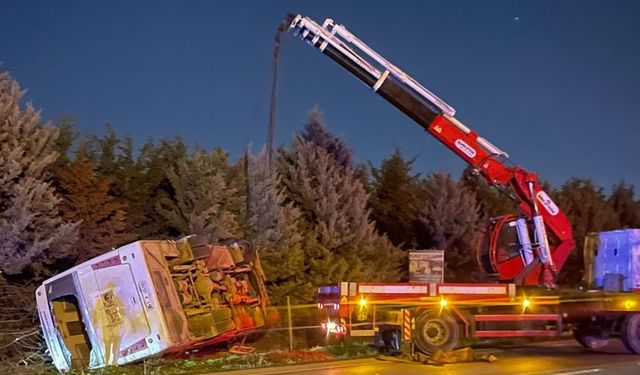 Kocaeli Gebze’de İşçi Taşıyan Midibüs Devrildi: 1’i Ağır 8 Yaralı