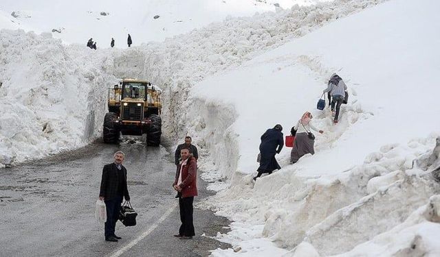 Karabet Geçidi Yoğun Kar Nedeniyle Ulaşıma Kapatıldı