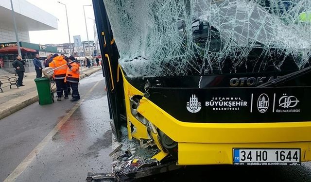 İstanbul'da  İETT otobüsü ile hafif ticari araç çarpıştı: 1 ölü, 1 yaralı