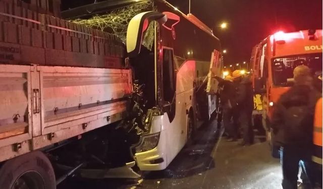Anadolu Otoyolu'nda yolcu otobüsü TIR'a çarptı: 1 ölü, 3 yaralı