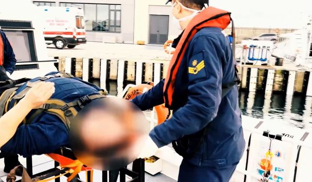 Karasu açıklarında gemide rahatsızlanan yolcu Sahil Güvenlik tarafından kurtarıldı