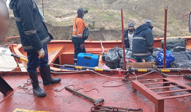 Karadeniz’de karaya oturan Türk gemisinin mürettebatı tahliye edildi