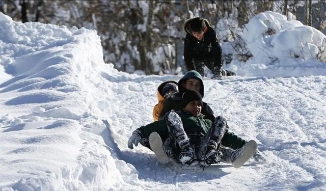 Yoğun kar yağışı eğitimi durdurdu: 8 ilde okullar tatil