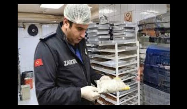 Akyazı’da ayakla hamur çiğnendiği tespit edilen tatlı imalathanesi mühürlendi