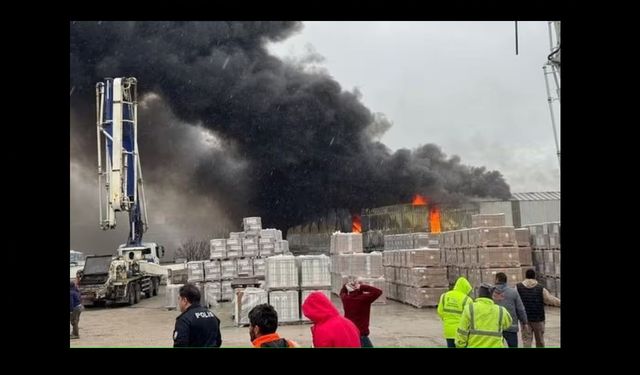 Balıkesir’de Yapı Malzemeleri Deposunda Yangın Çıktı