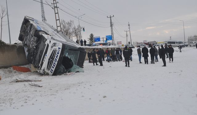 Ağrı’da Yolcu Otobüsü Devrildi: 16 Yaralı
