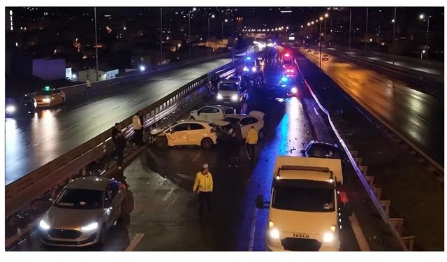 İstanbul'da  zincirleme trafik kazasında 8 araç birbirine girdi