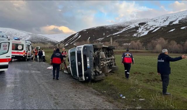 Bitlis’te yolcu minibüsü devrildi: 11 kişi yaralandı