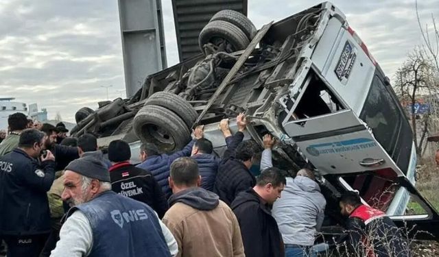 Ankara'da kaza: Minibüs üst geçide çarptı; 5 ölü, 14 yaralı