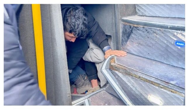 Boş yolcu otobüsünün bagajına gizlenen 53 göçmen yakalandı