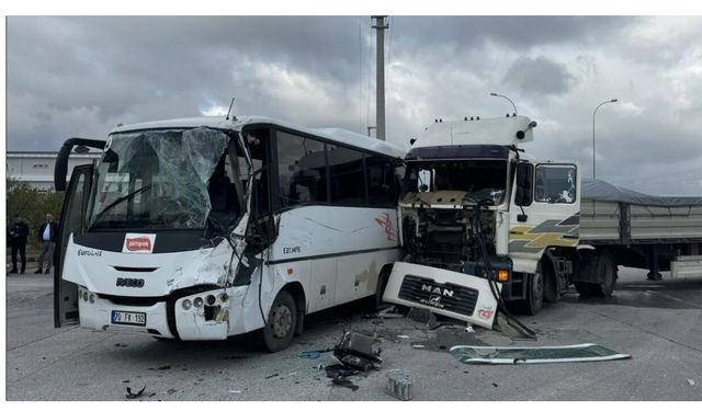 Karaman’da işçi servisi ile tır çarpıştı: 12 yaralı