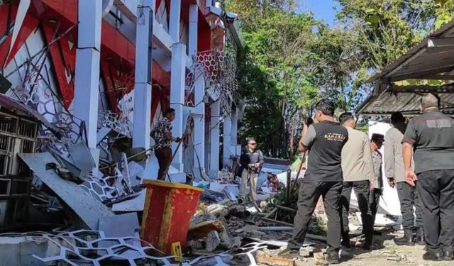 Endonezya’da 7,4 büyüklüğünde deprem: 1 kişi hayatını kaybetti