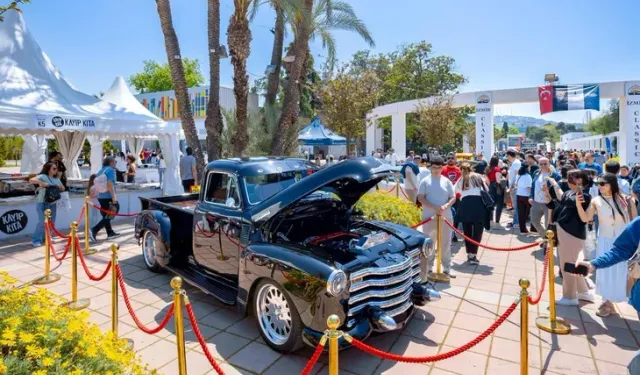 İzmir Klasik Otomobil Sergisi yoğun ilgi gördü!