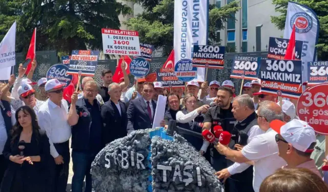 Memurlar basın açıklamasında sabır taşını balyozla kırdılar