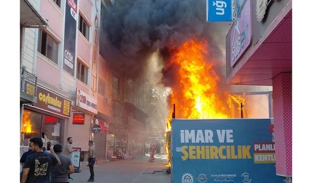 Kocaeli’nin Gebze ilçesindeki Eskiçarşı’da şantiye yangını!