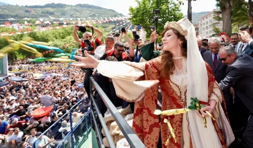 8 ton mesir macunu halka saçıldı