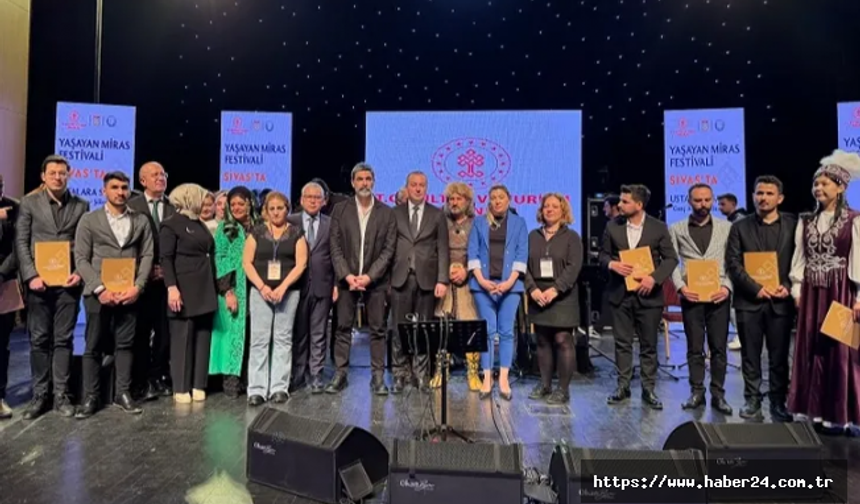 Sivaslı sanatseverlerden 'Yaşayan Miras'a yoğun ilgi