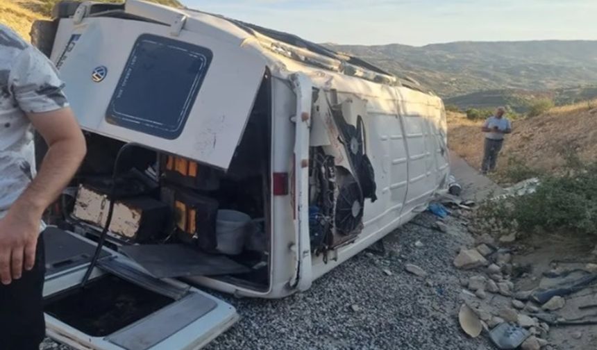 Fıstık işçilerini taşıyan minibüs kontrolden çıktı: 22 yaralı