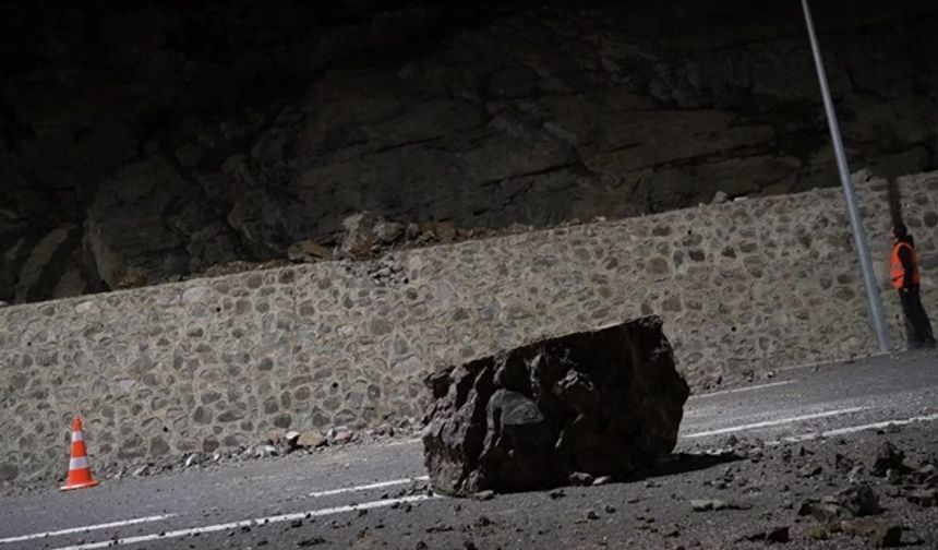 Artvin’de heyelan: Karadeniz sahil yolu trafiğe kapandı