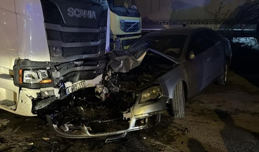 Park halindeki araçlara çarpan araçtaki 4 kişi ağır yaralandı!