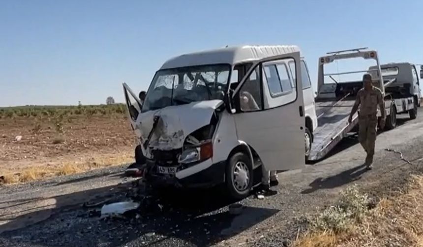 Şanlıurfa’da minibüs ile otomobil çarpıştı: 15 yaralı