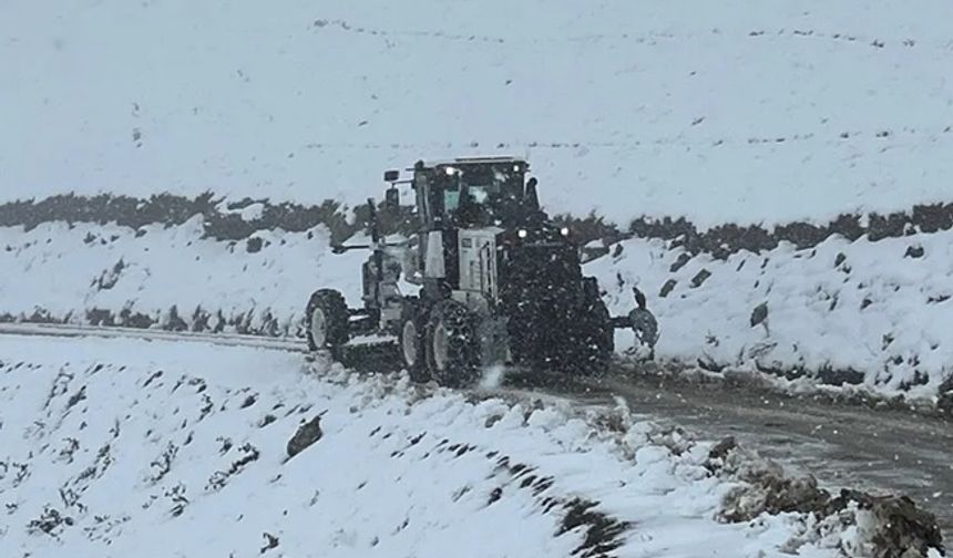 Trabzon Çaykara’da karla mücadele!