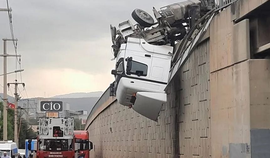 Kaza yapan tır viyadükte asılı kaldı!