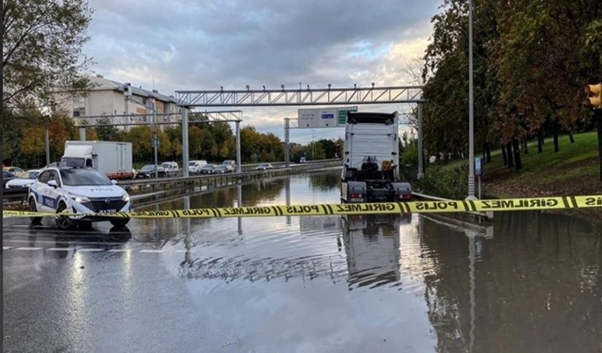İstanbul’da sağanak yağış hayatı felç etti!