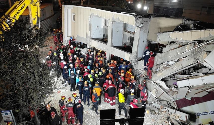 Çöken binadan anne ve babanın cansız bedeni 19 saat sonra çıkarıldı!