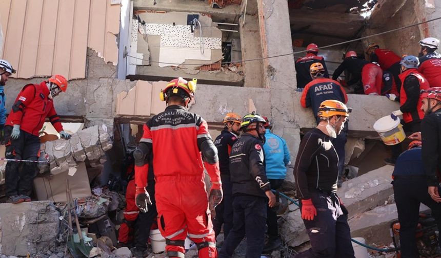 Kocaeli Gebze'de çöken binadan 1 kişi sağ olarak çıkartıldı!