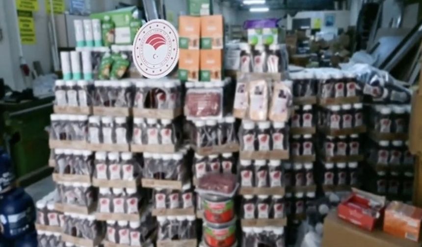 İzmir’de son kullanım tarihi geçmiş 30 ton gıda ele geçirildi